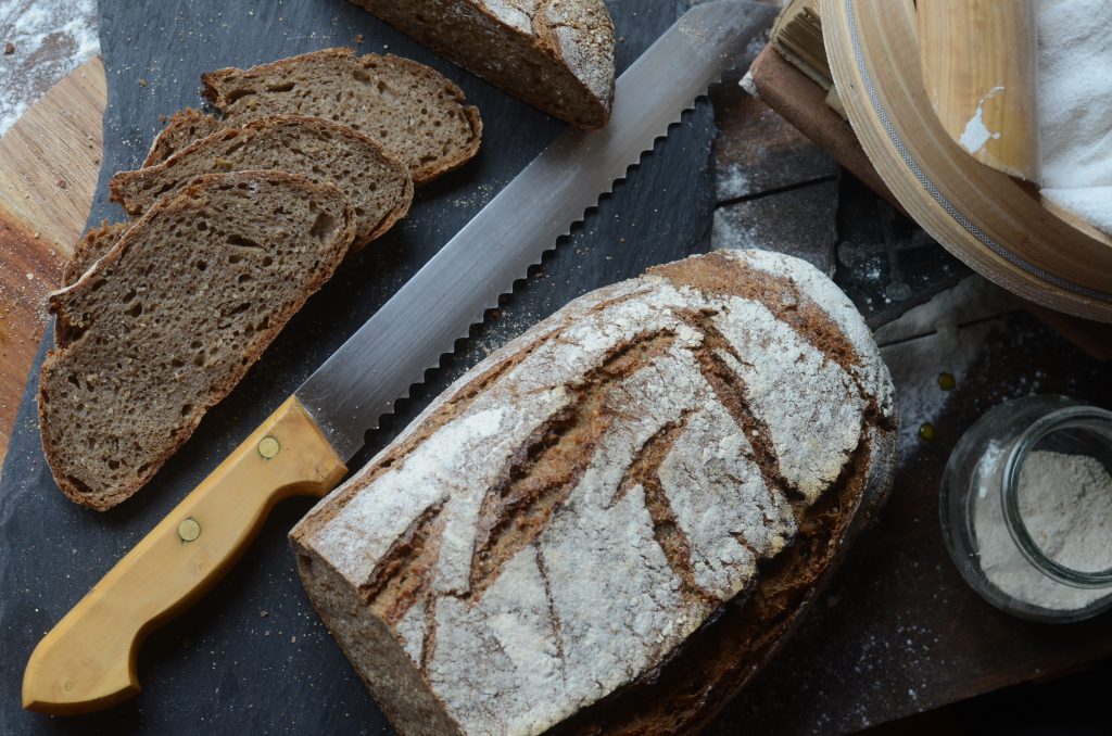 vista cenital de pan de pimienta rosa