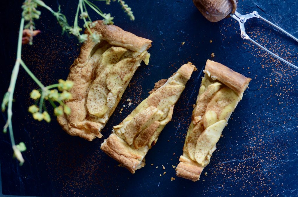 trozos de tarta de manzana