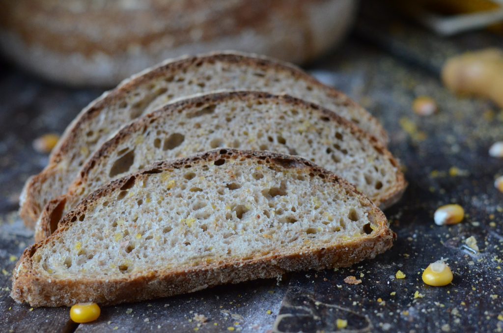 pan con granos de maíz