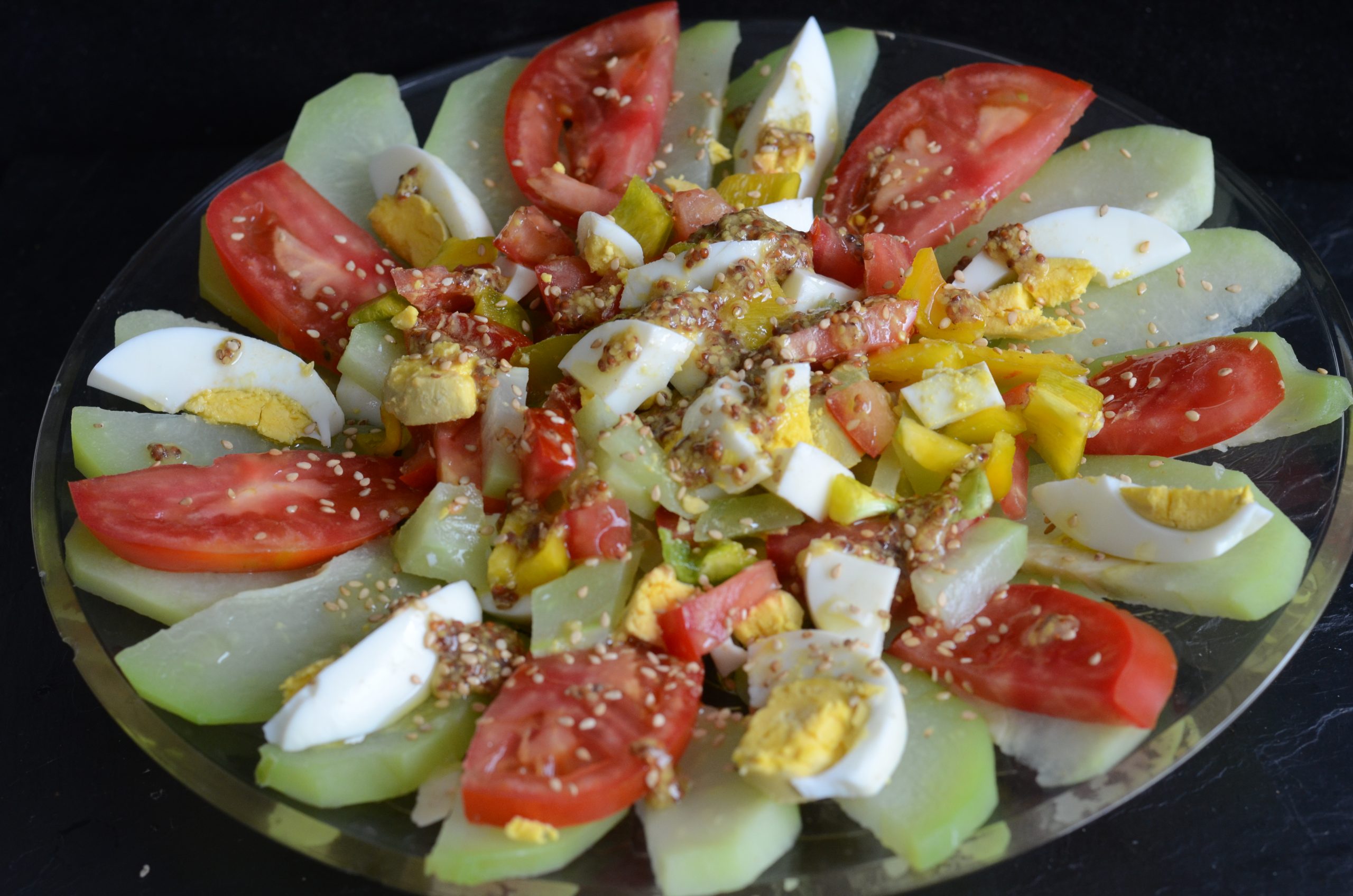 Ensalada e chayotes con huevo y tomate