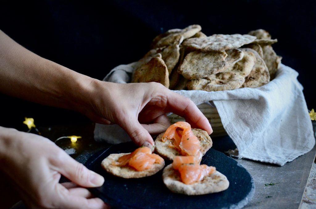 sirviendo tostadas de salmon