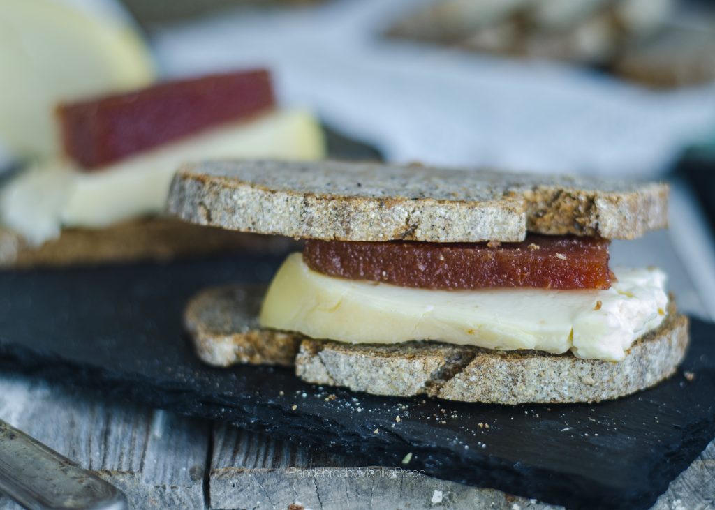 bocadillo de queso con membrillo