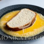 Rebozando las torrijas 