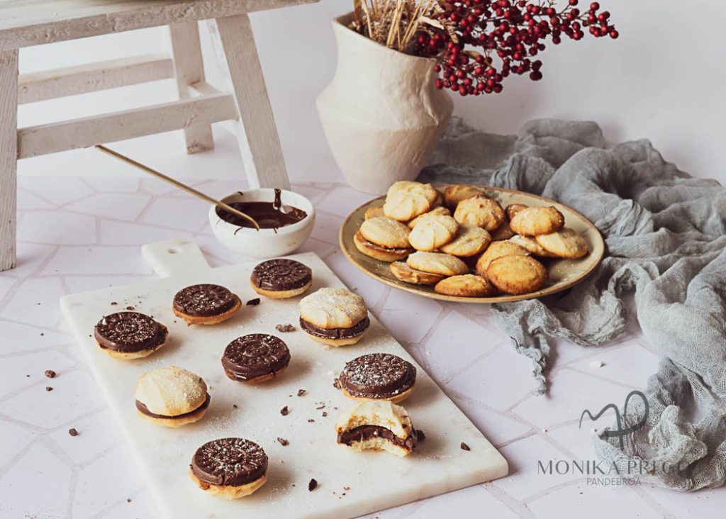 Pastas vistosas de nata y chocolate