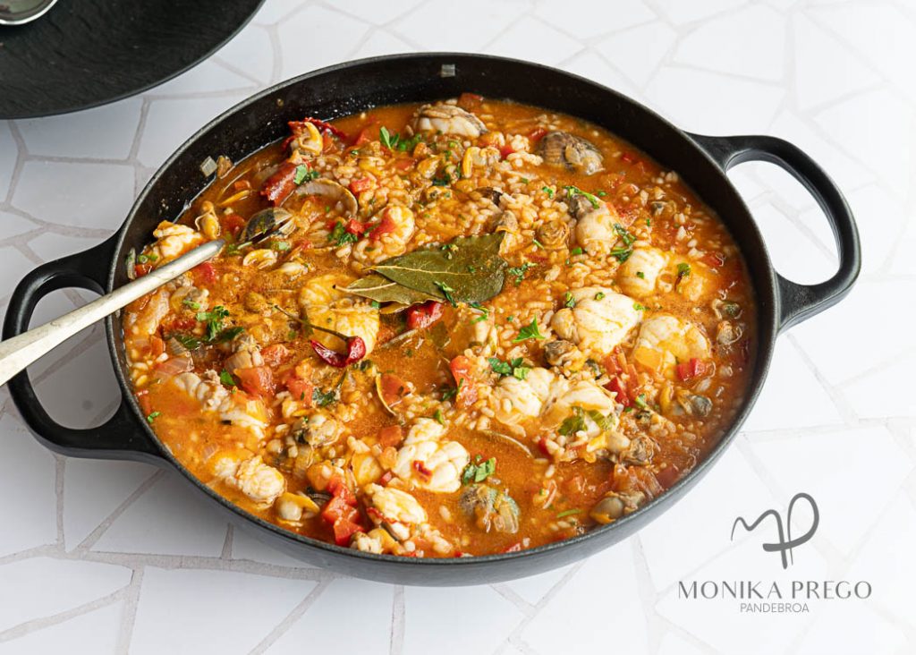 Arroz caldoso de rape y almejas