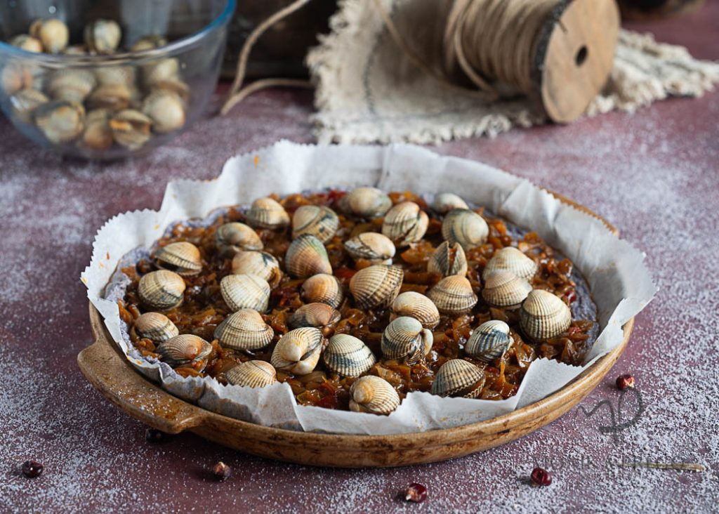 Empanada de berberechos con concha