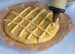 Añadimos crema pastelera a la larpeira sin gluten 