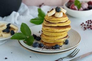 Torre de tortitas con fruta