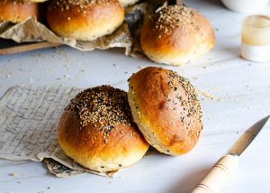 Bollitos de hamburguesa caseros recién horneados, dorados y esponjosos