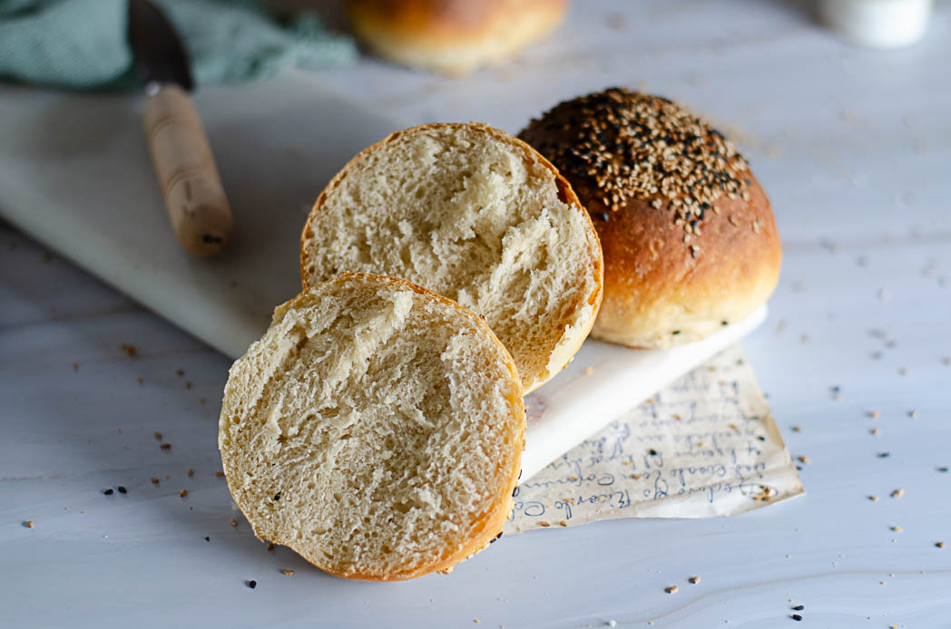 Interior de un bollito de hamburguesa tipo brioche, mostrando la miga tierna y esponjosa."