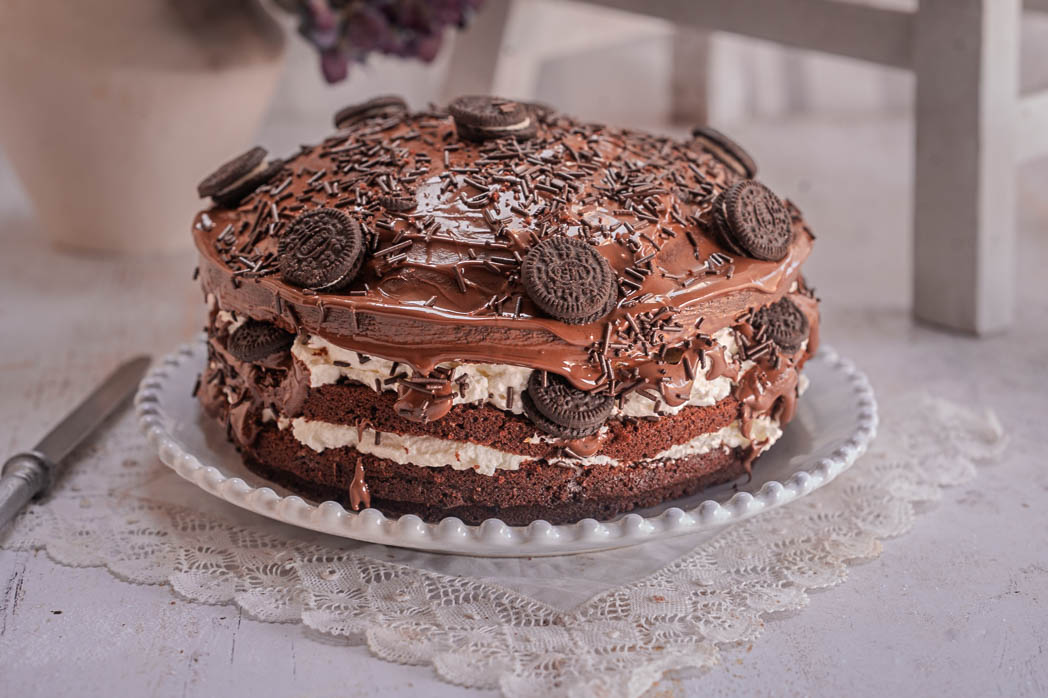 tarta de cumpleaños de chocolate con nata
