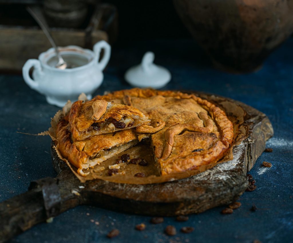 Empanada de bacalao con pasas