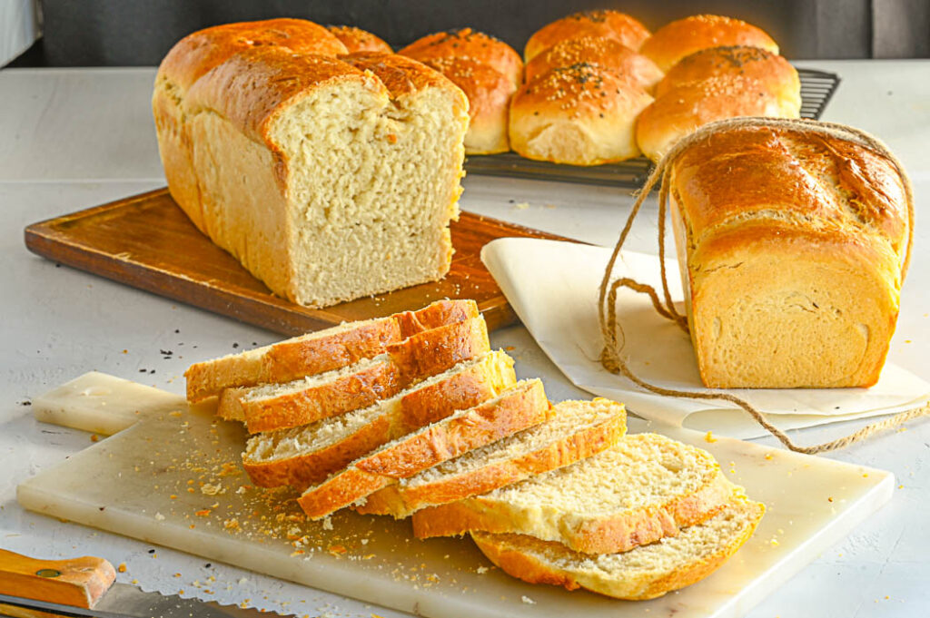 Pan de molde casero cortado en rebanadas