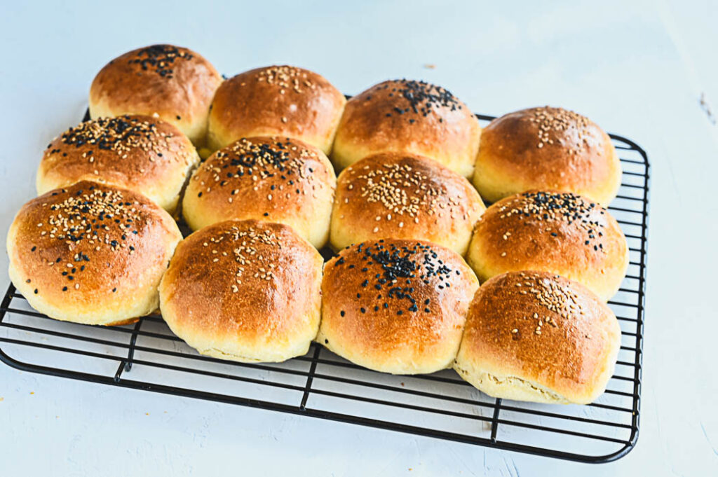 Panecillos de hamburguesa tipo brioche recién horneados